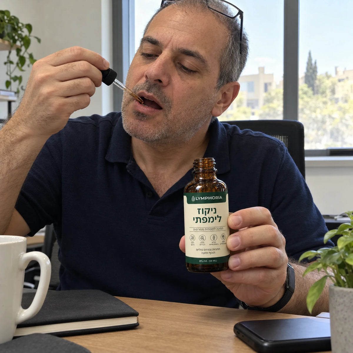 גבר במשרד מטפטף טיפות ניקוז לימפתי מתחת ללשון